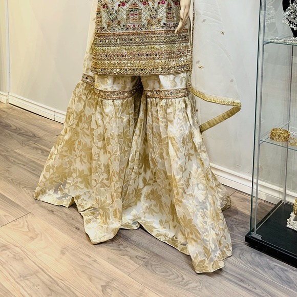 Large. Gharara, Kameez, Dupatta set with all hand work on it. - Picture 5 of 7